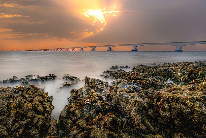 Coucher de soleil sur le pont de Zélande et l'huître de l'Escaut oriental par Fotografiecor .nl