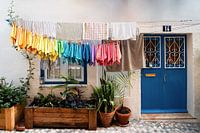 Ein Regenbogen der Farben in Lissabon, Portugal