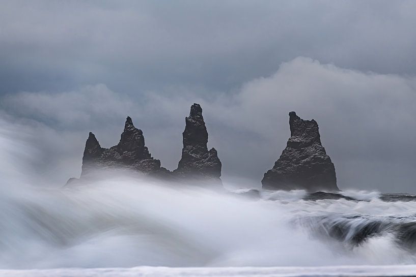 Der Tanz von Wasser und Stein - Reynisdrangar aus Kirkjufjara von Gerry van Roosmalen