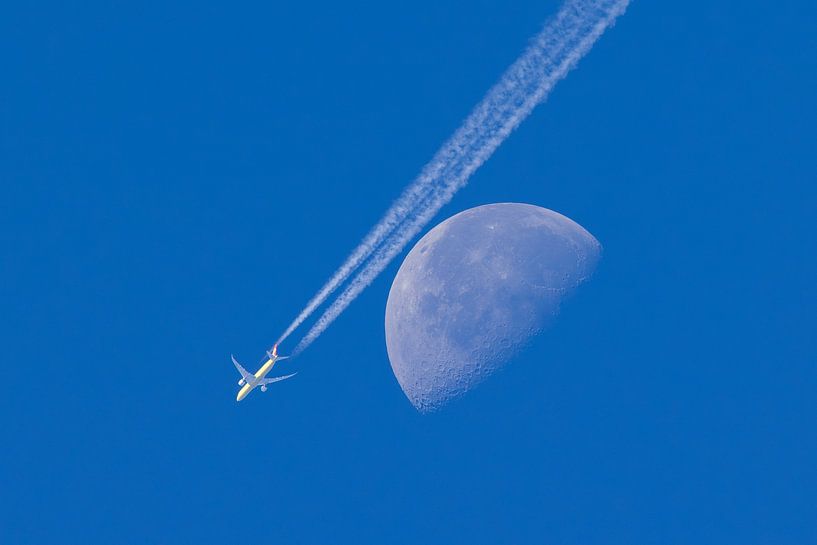 Fly me to the moon by Patrick van Gemert