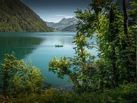 Fischerboot auf dem Klöntalersee im Kanton Glarus