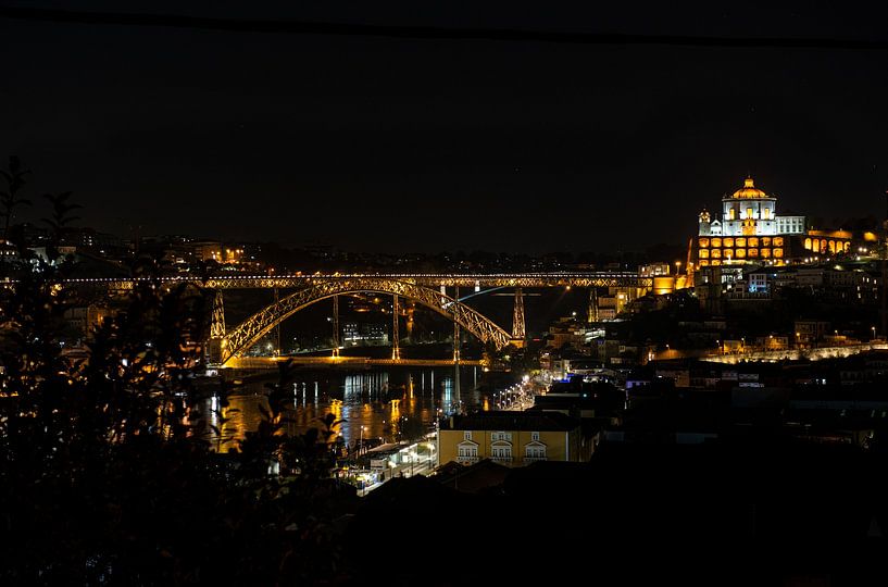 Pont de Porto dans la soirée. par Ellis Peeters