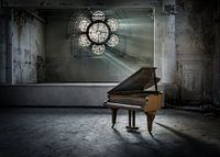 Klavier mit Sonnenstrahlen durch Fenster