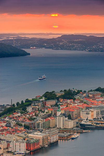 Coucher de soleil à Bergen vu du Mont Floyen, Norvège par Henk Meijer Photography