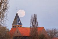 Pleine lune derrière l'église de Herpt