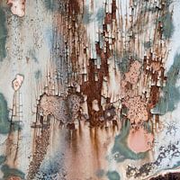 Porte en fer patiné dans des tons pastels