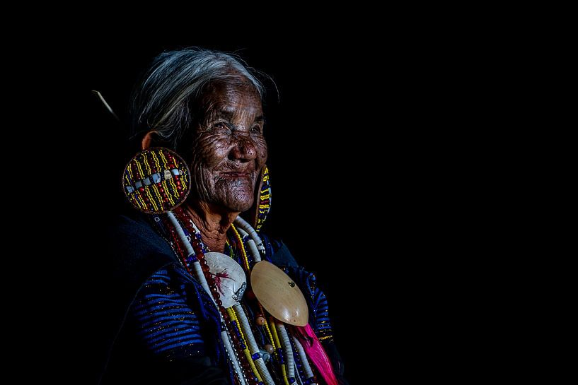 Chin-Frau mit tätowiertem Gesicht in Myanmar von Antwan Janssen