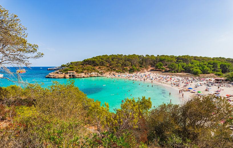 Plage de la baie de S'Amarador au parc de Mondrago, belle côte de l'île de Majorque, Espagne par Alex Winter