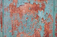 Abstraktes Foto: rostiger Fensterladen mit grüner, abblätternder Farbe