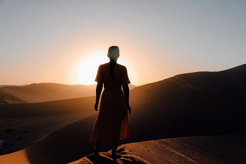Frau bei Sonnenaufgang im Sossusvlei Nationalpark, Namibia von Maartje Kikkert