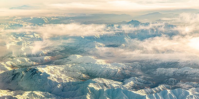 Panorama aérien des montagnes du Zagros en Iran avec le brouillard par Dieter Walther