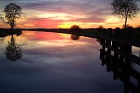 Prachtige zonsondergang over het kanaal