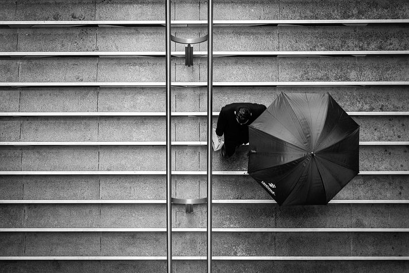 Un homme avec un parapluie par Patrick Dreuning