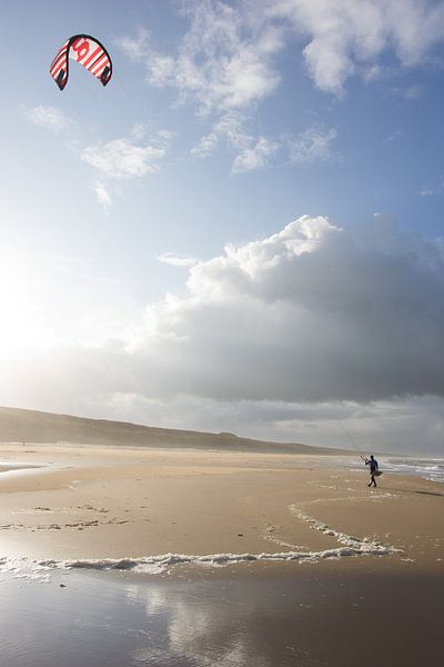 Kite surfer op het strand par Dirk van Egmond