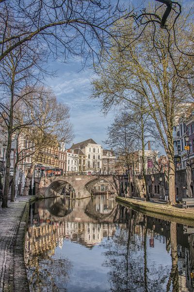 Doorkijkje op brug en gracht in Utrecht op een vroege morgen von Harrie Muis
