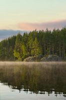 Lever de soleil avec formation de brouillard sur un lac en Suède, à l'aube