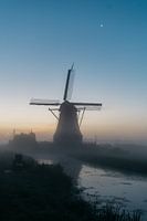 Lever de soleil brumeux au passage du moulin à Aarlanderveen