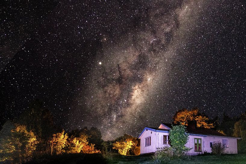 Schweden Haus mit Sternen und Milchstraße von Fotos by Jan Wehnert