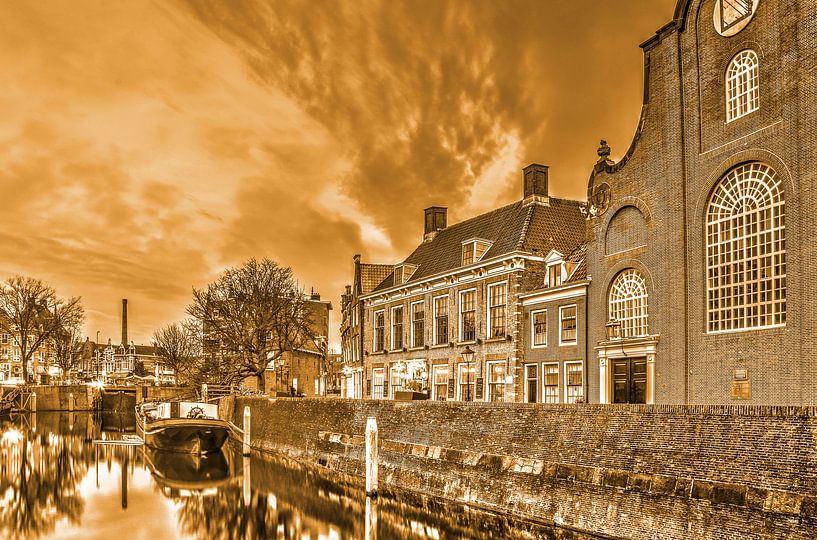 L'église et la brasserie - monochrome par Frans Blok - des photos, de l'art et des autres décorations murales