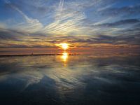 Weerspiegelende zonsondergang