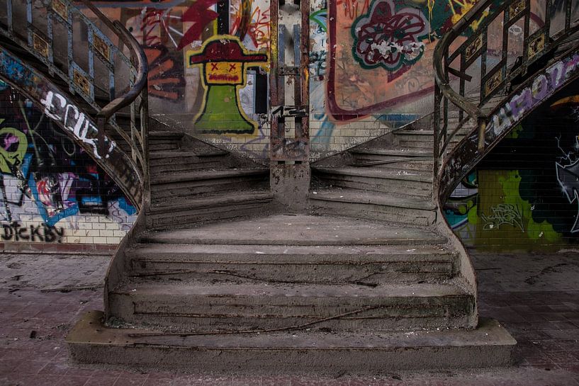 Verlassene Fabrik mit Graffiti und monumentaler Treppe von SRF