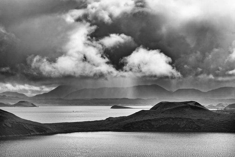 Islande - soleil et pluie au lac Myvatn - noir et blanc par Ralf Lehmann