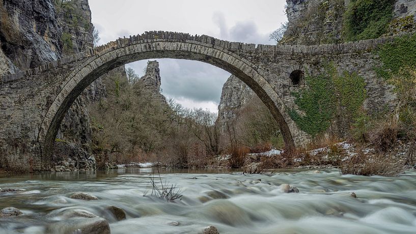 Historische Steinbrücke Kokkorou von Teun Ruijters