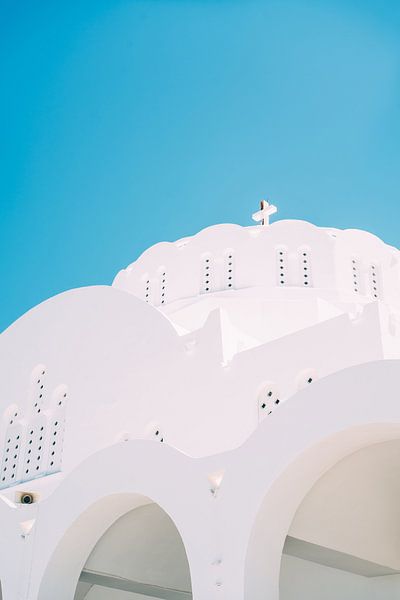 Weiße Kirche in Santorini von Patrycja Polechonska