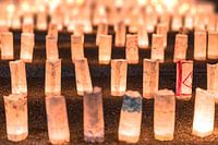 Lanternes japonaises en papier washi illuminant la nuit.