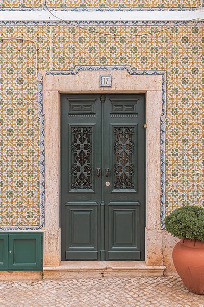 Grüne Tür und portugiesische Fliesen in Ericeira | Reisefoto von Expeditie Aardbol