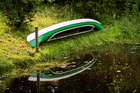 Un canoë sur une rivière