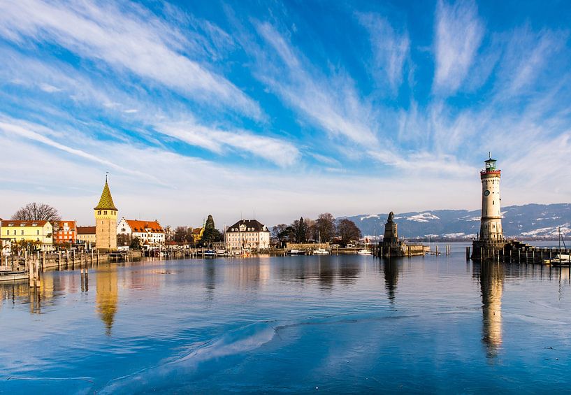 Hafen und Hafeneinfahrt mit Leuchtturm in Lindau am Bodensee von Dieter Walther