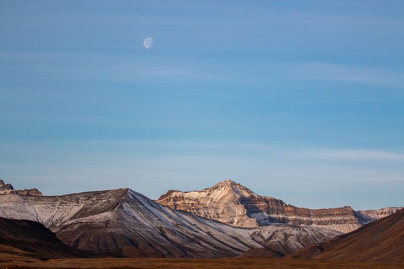Landschaft mit Mond auf Spitzbergen. von Michèle Huge