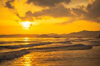 Magnifique coucher de soleil sur la plage d'Aon Nang en Thaïlande.