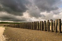 Beachhead mit dunklen, bedrohlichen Wolken