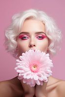 Pink Lady | Starke Frau mit Blume in minimalistischer rosa Umgebung