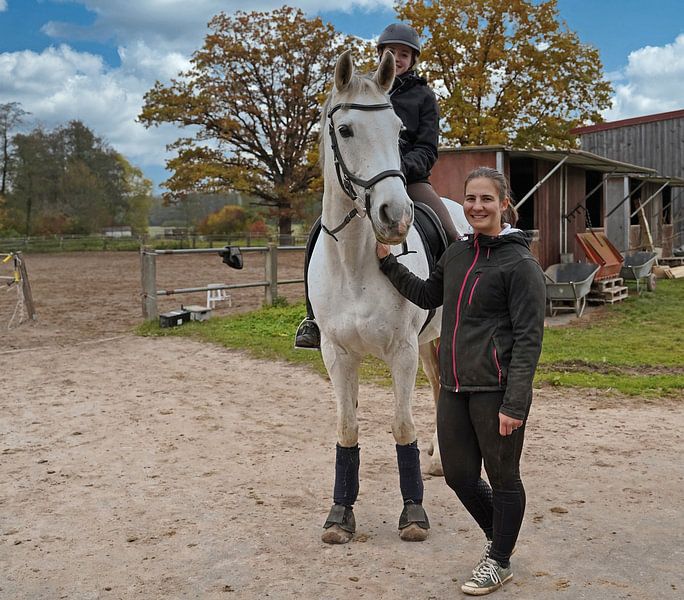 Séance photo avec une jument grise, une cavalière et une amie par Babetts Bildergalerie