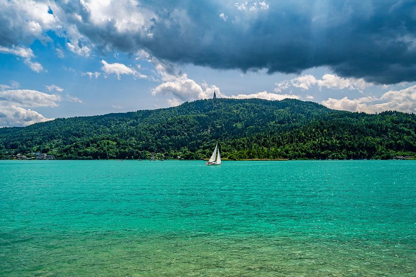 Uitzicht over de Woerthersee van Andreas Völkel