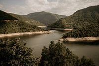 Fluss in der bulgarischen Berglandschaft