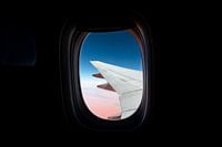 Tragfläche eines Flugzeugs über der Sahara