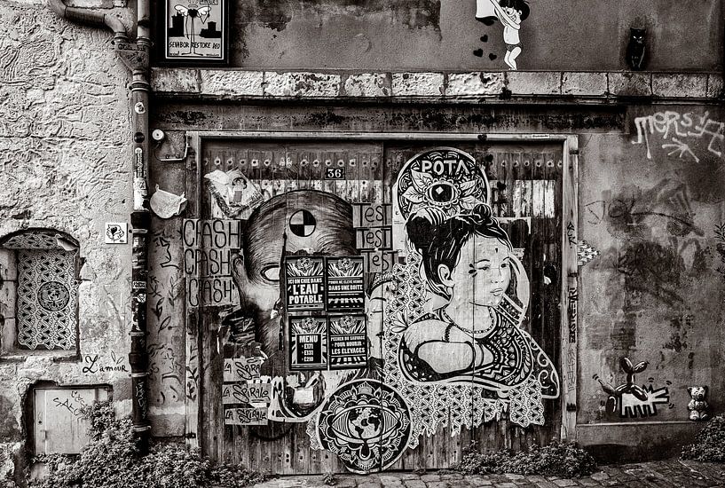 Vieux mur avec dessins et graffitis à La Rochelle par Hanneke Luit