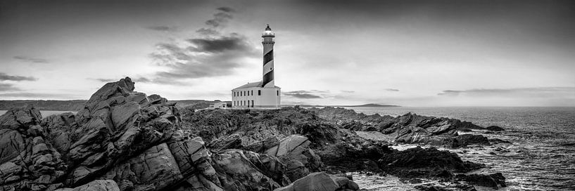Eiland Menorca met vuurtoren Favàritx in zwart-wit. van Manfred Voss, Zwart-Wit Fotografie
