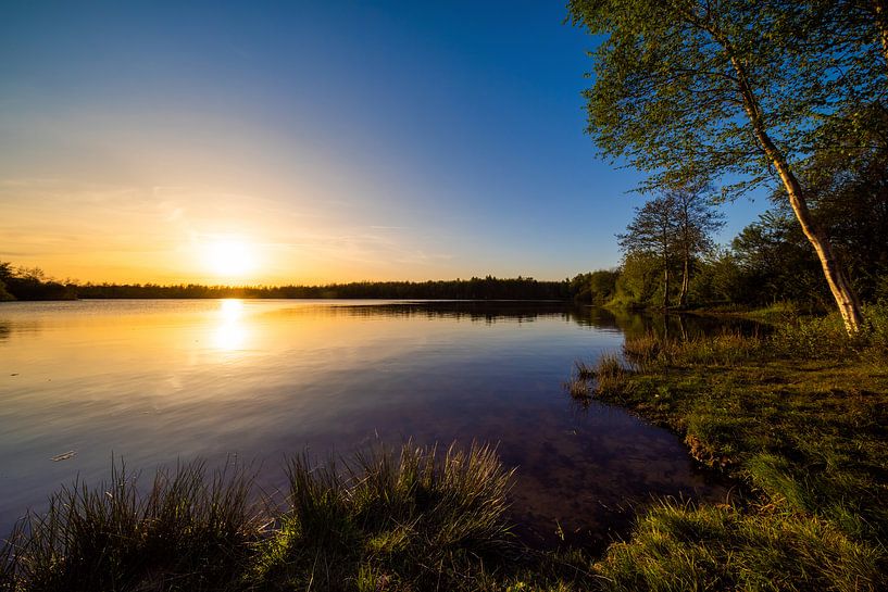 Sonnenuntergang an einem naturbelassenem See par Günter Albers