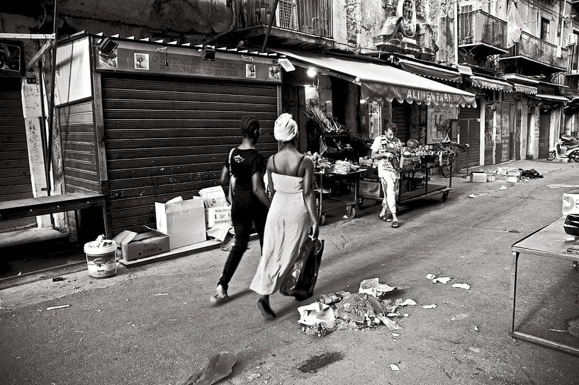 Elegant strolling at the market in Palermo by Silva Wischeropp