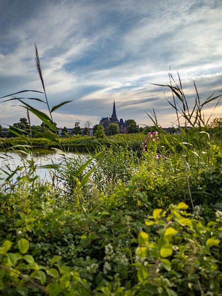 Le Bovenkerk à Kampen avec la rivière IJssel par Martijn Joosse