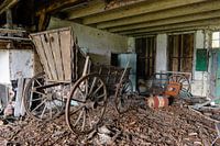 Oude koets in een schuur - Nederland