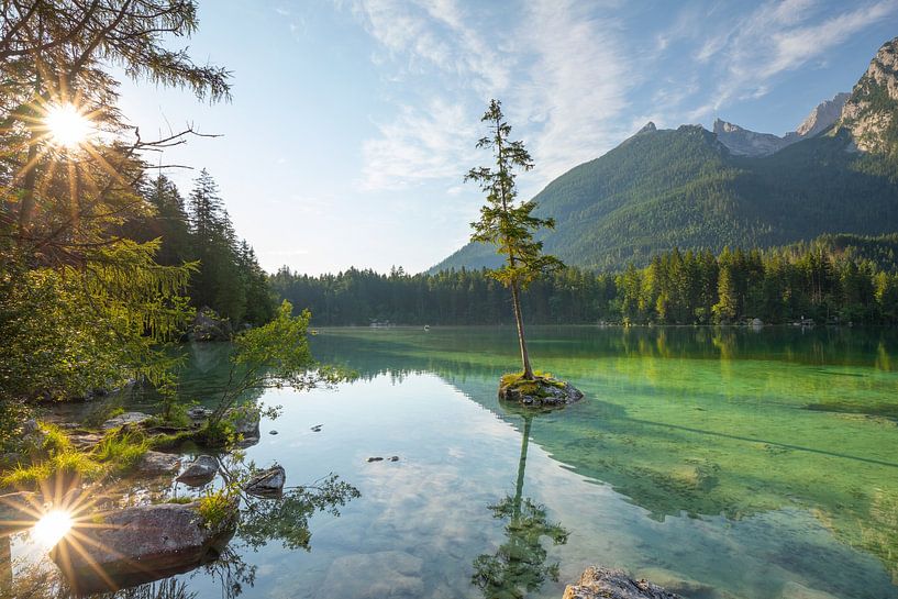 Hintersee bei Ramsau mit doppeltem Sonnenstern und kristallklarem Wasser. von Jiri Viehmann