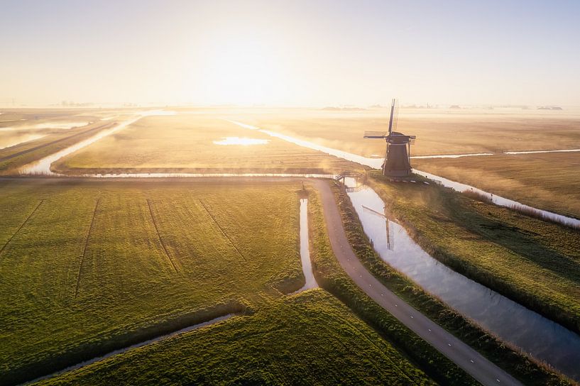 Photo par drone du lever du soleil au moulin par Thea.Photo