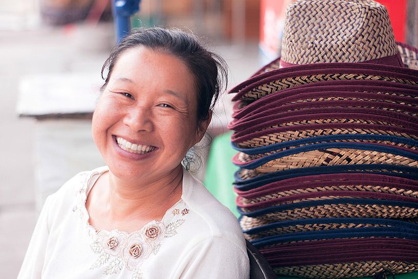 Portret van Chinese hoedenverkoopster par André van Bel