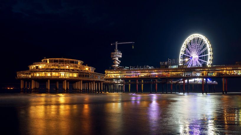 Nachtaufnahme des Piers in Scheveningen von Jolanda Aalbers